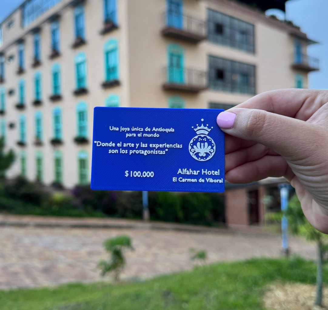 Tarjeta azul de hotel con identidad de marca y detalles en relieve